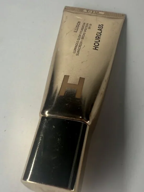 Hourglass Illusion Luminous Glow Foundation SPF 30 Full Size Luxury Foundation - Picture 2 of 3